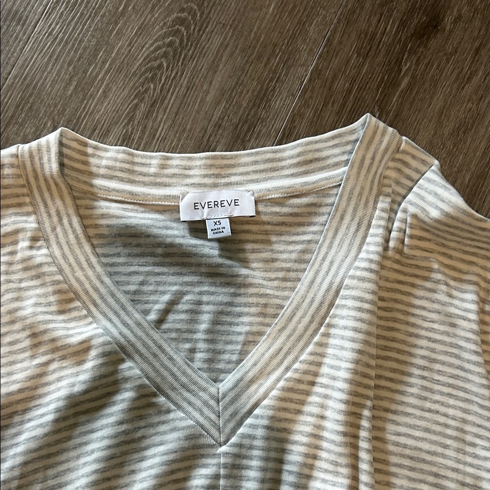 Evereve Striped V-Neck Tee in Gray & Cream